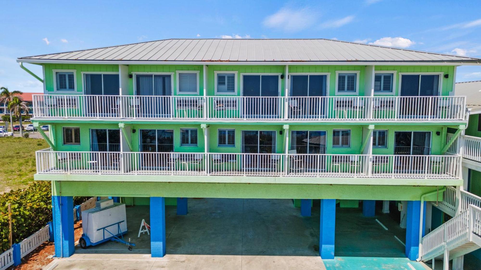 Partial Ocean View Hotel Room- King Bed #1 포르 피어스 외부 사진