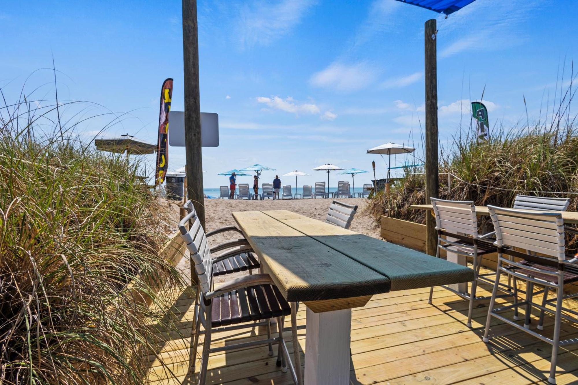 Partial Ocean View Hotel Room- King Bed #1 포르 피어스 외부 사진